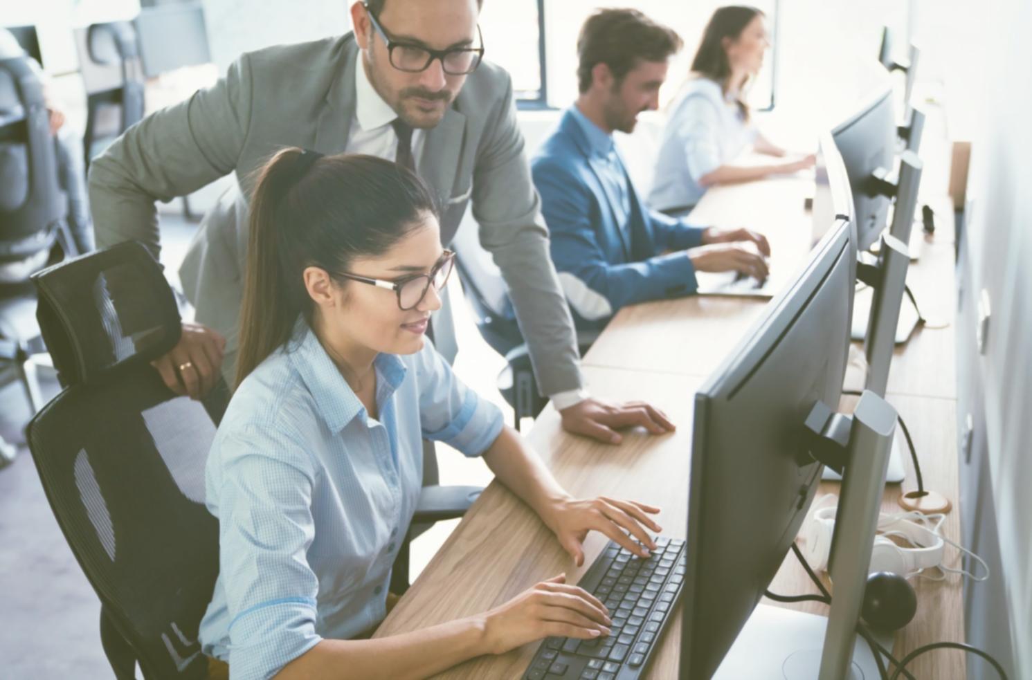 Technischer Support-Team bei der Arbeit an verschiedenen IT-Projekten