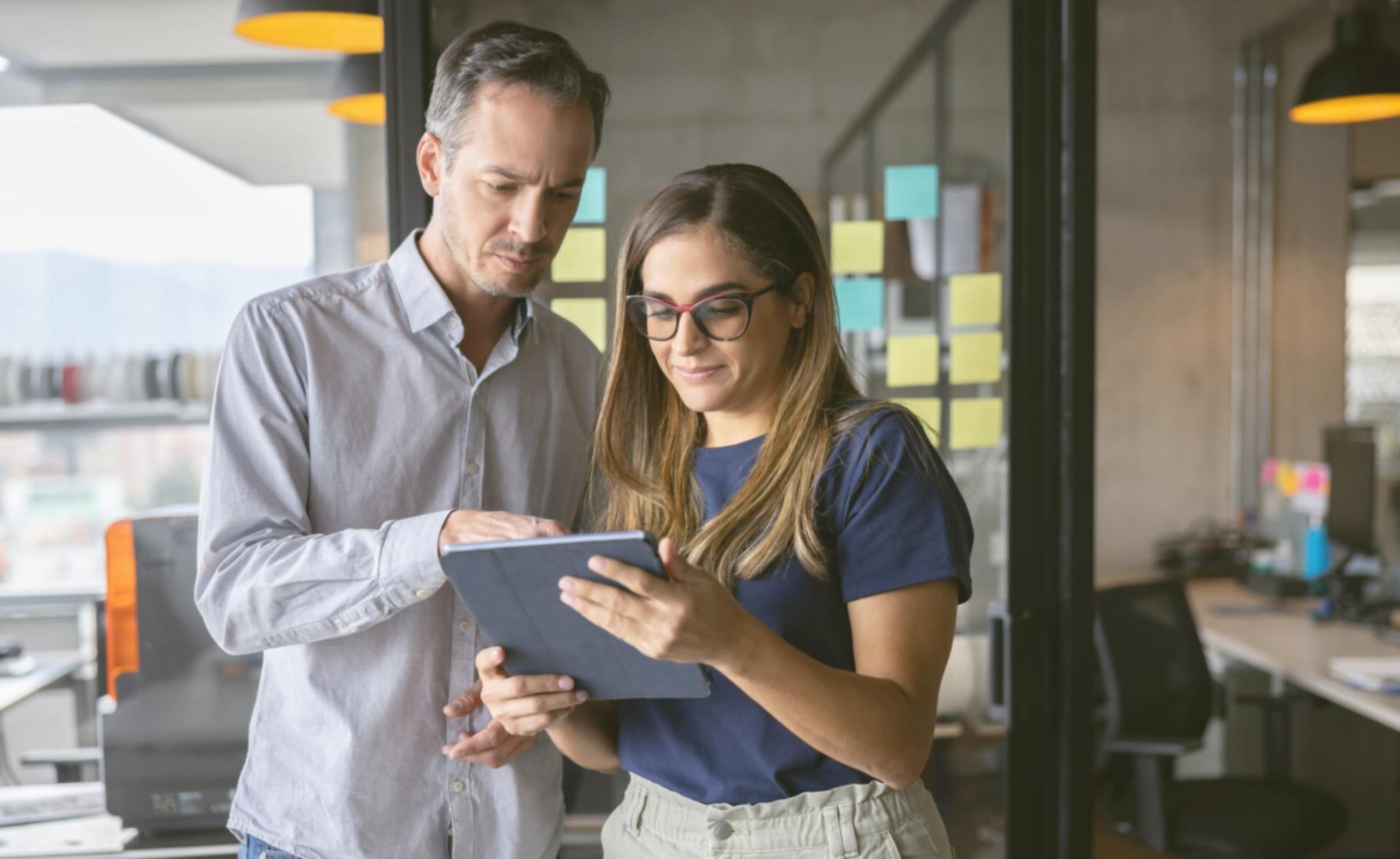 Professionelle IT-Systemumgebung mit modernen Servern und Netzwerkinfrastruktur