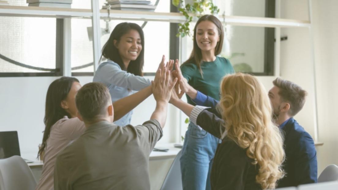 Teilnehmer während einer praktischen Übung im IT-Support-Training